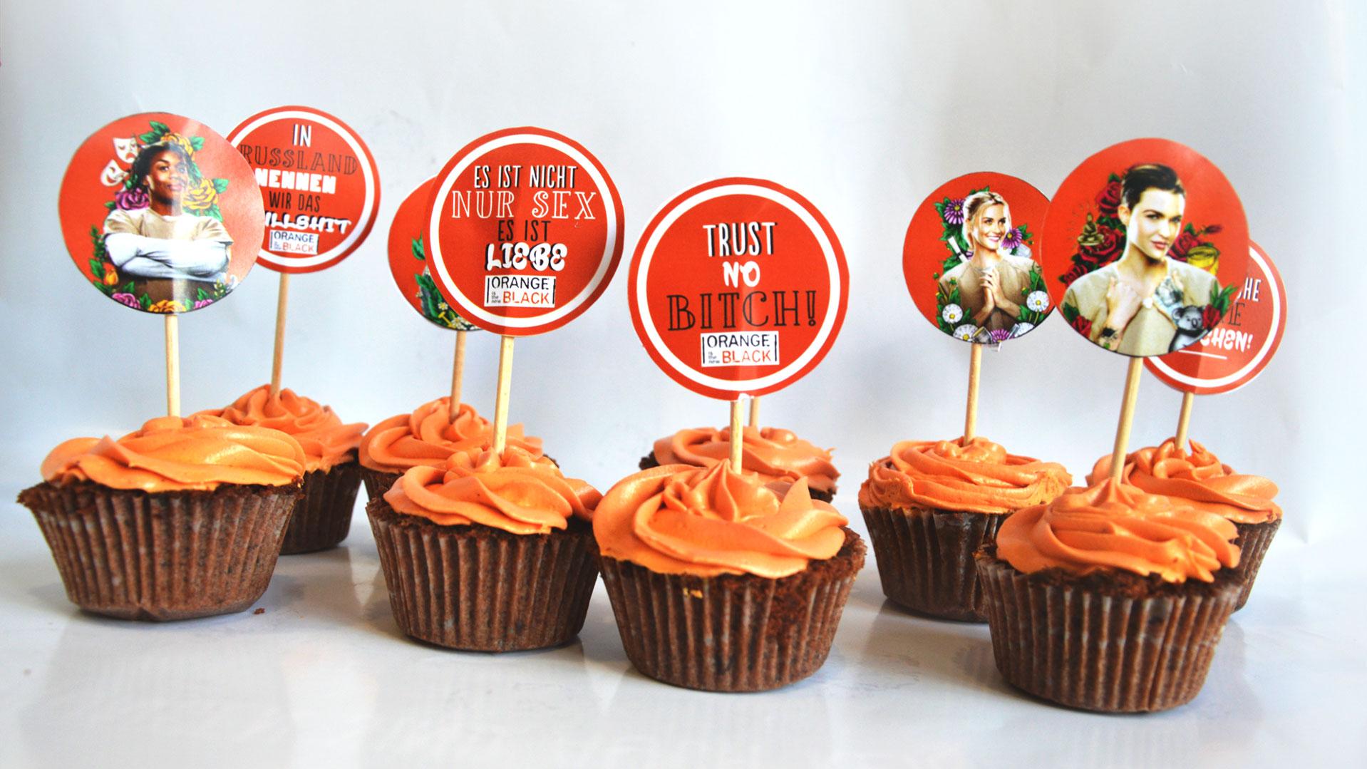 Orange Cupcakes und ausgedruckte Topper mit Bildern und Zitaten