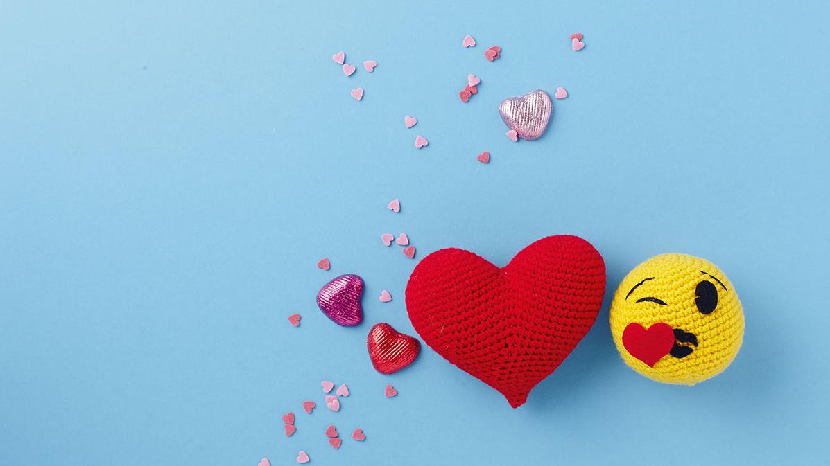 Gehäkelte Emojis: Herz und Kuss-Smiley