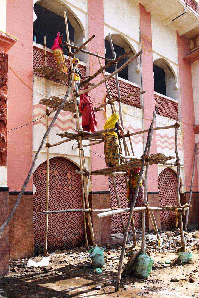 Frauen an rosaner Fassade in Ajmer, Indien