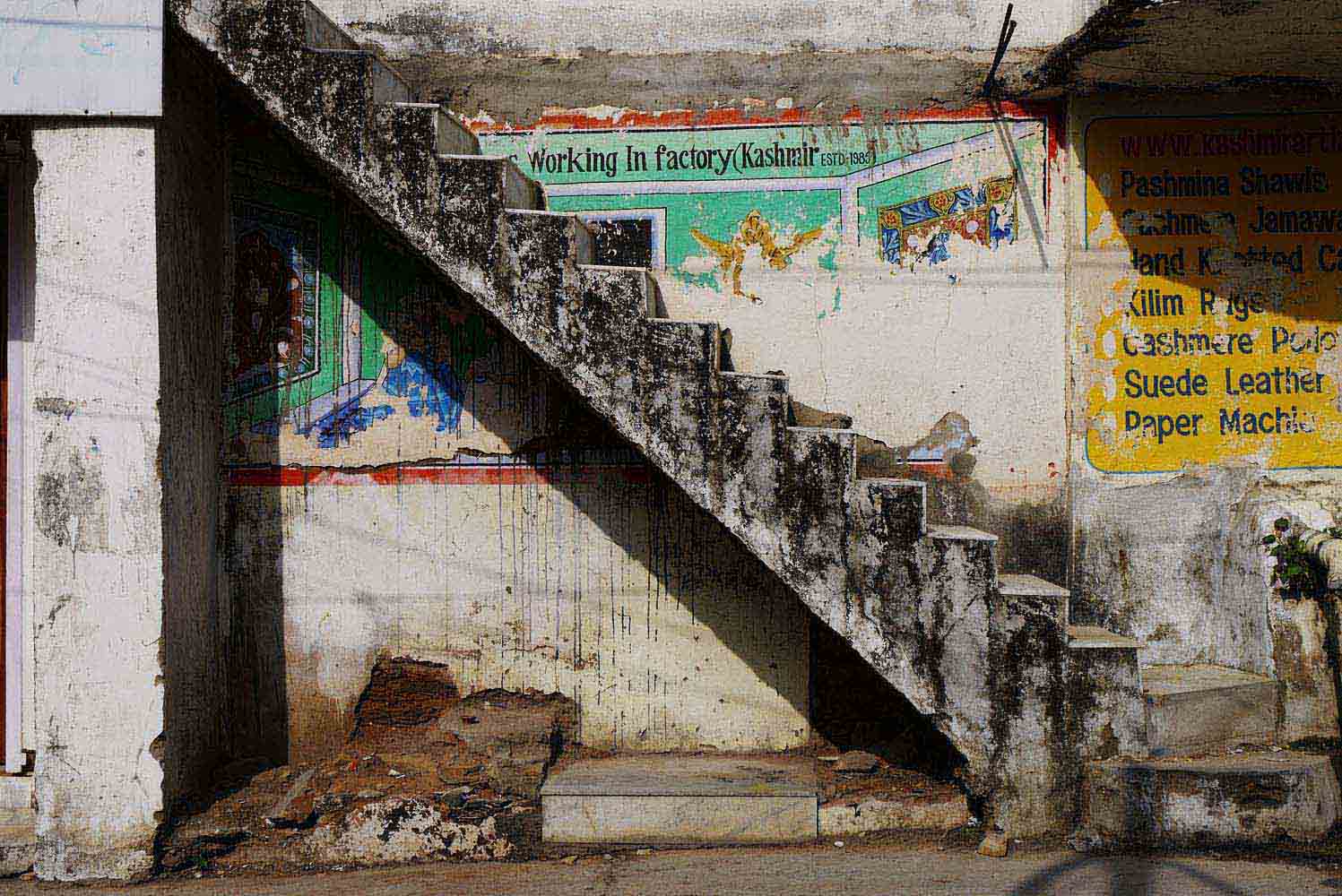 Verfallene Treppe und Wandbilder