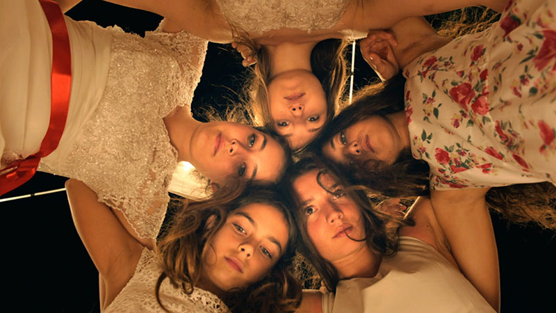 Szenenbild aus dem Film Mustang: Die fünf Schwestern halten sich in den Armen