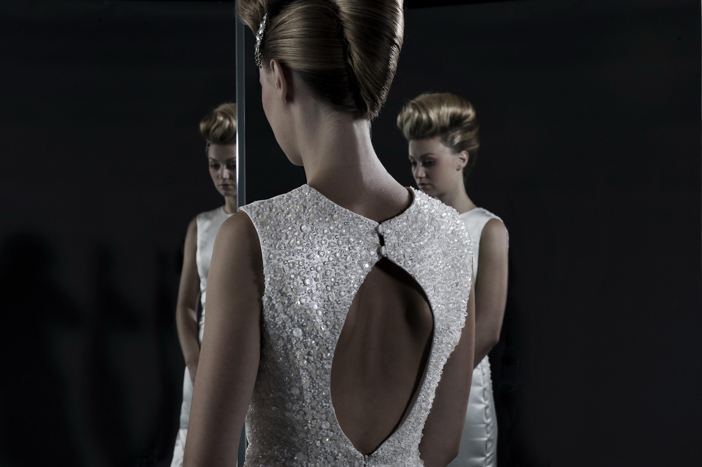 Rückansicht auf Model im Brautkleid von Eva Poleschinski