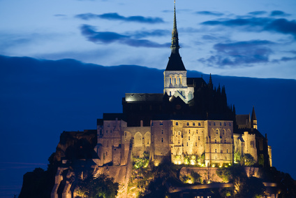 Die Klosterkirche Mont Saint-Michel bei Nacht