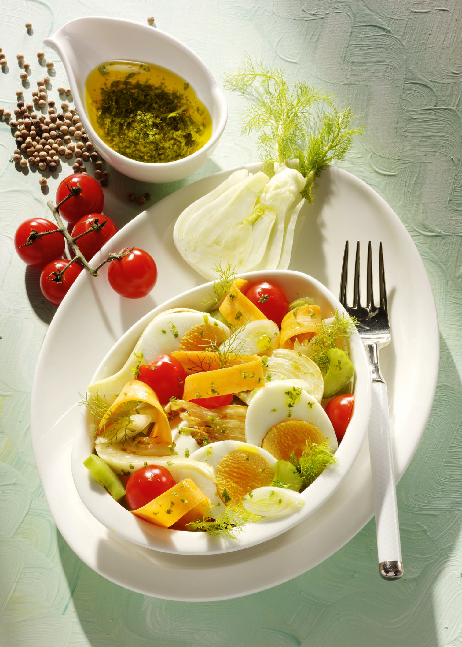 Gemischter Salat mit Fenchel, Eiern und Tomaten