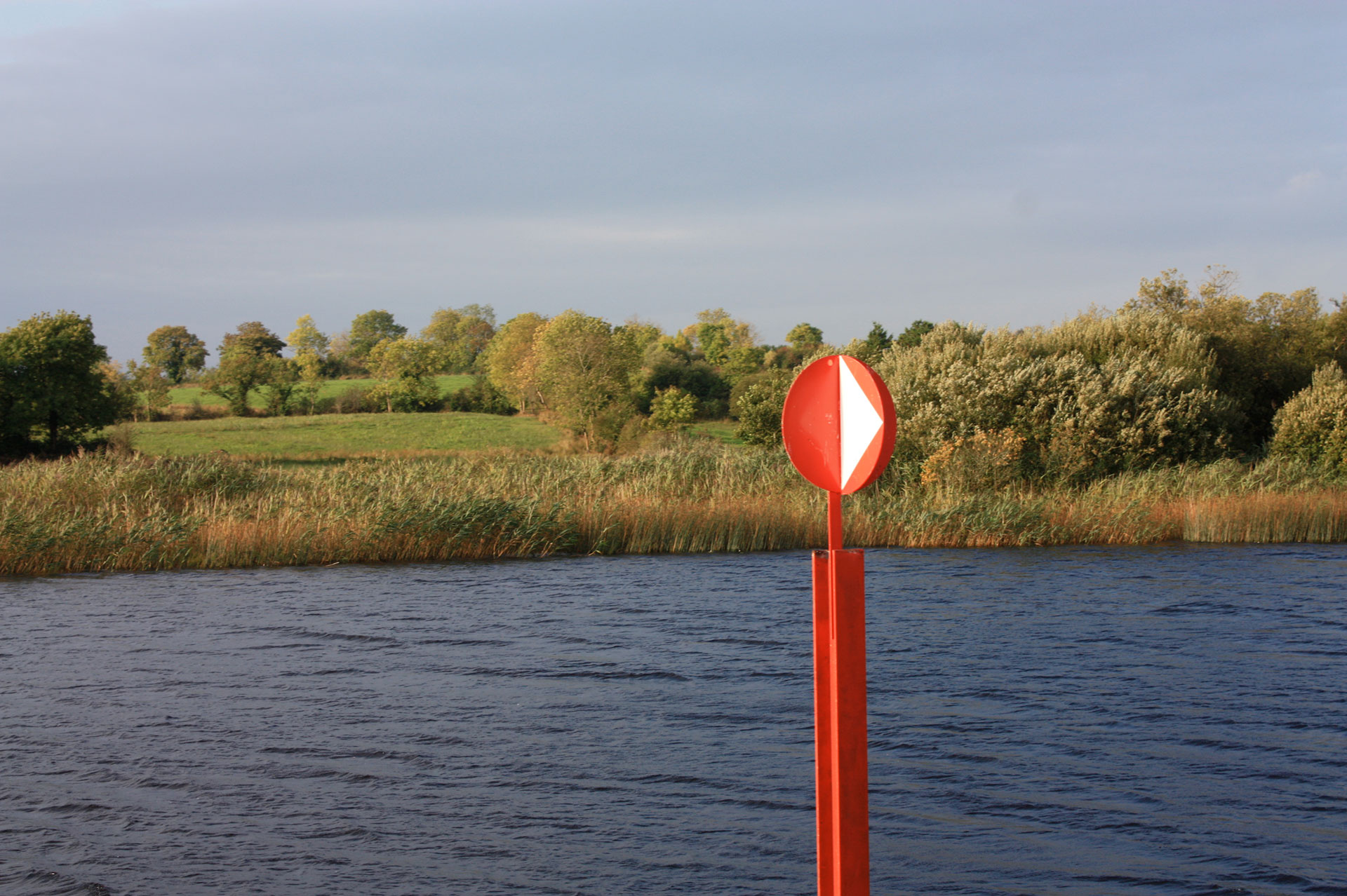 Hausboot fahren in Irland: Bojen markieren die Fahrspur