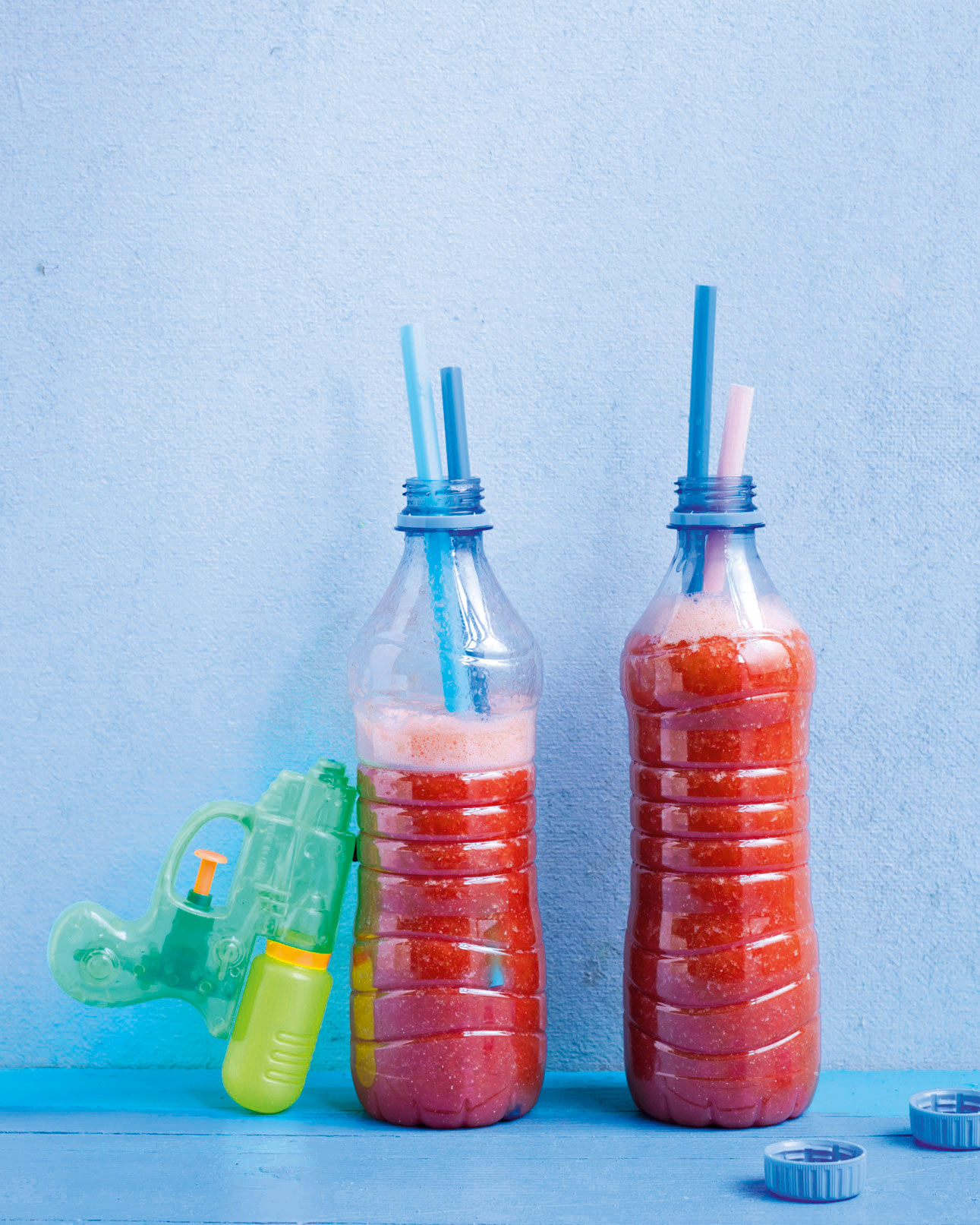 Rote Melonen-Smoothies in Trinkflaschen