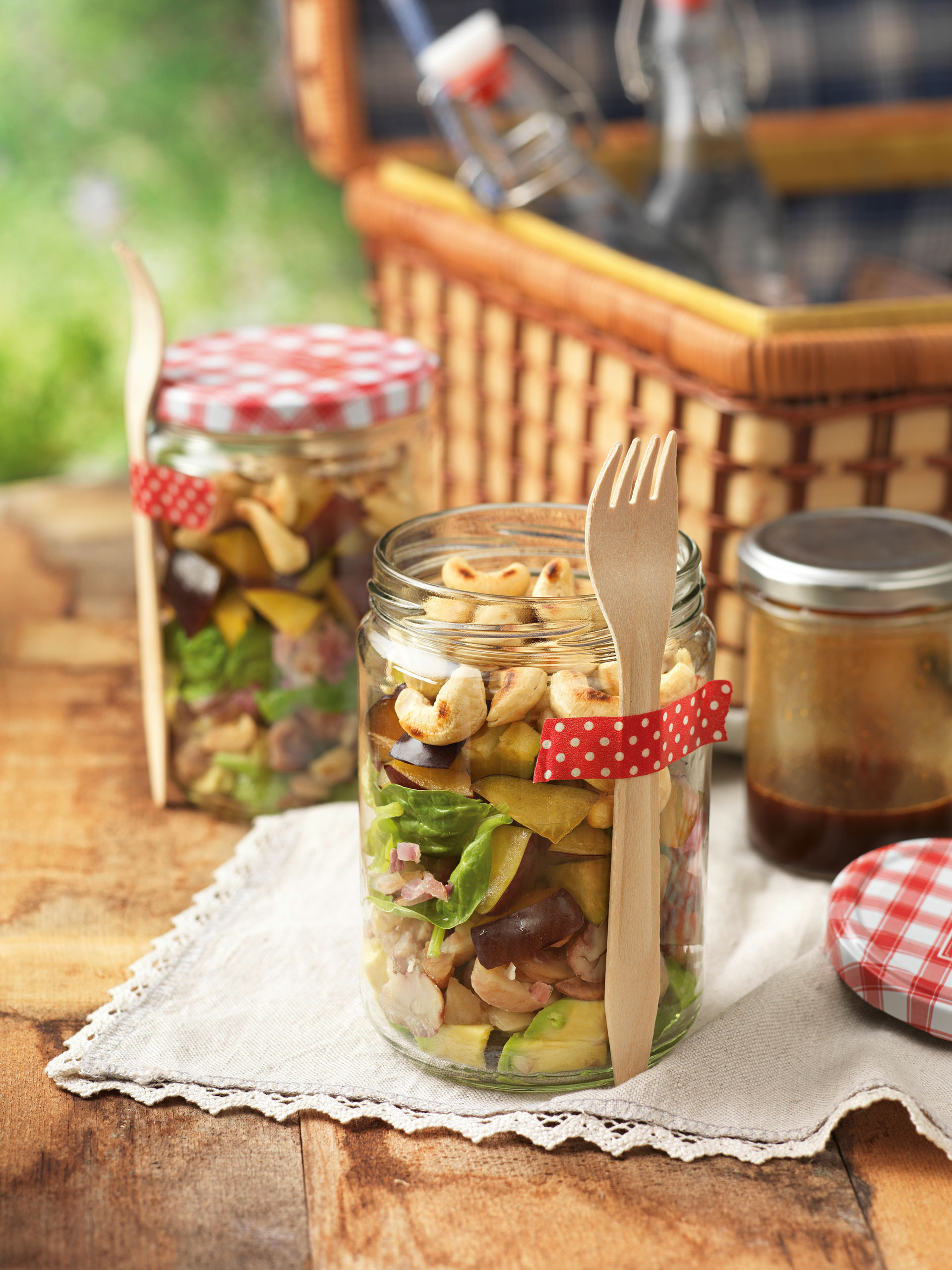 Salat mit Babyspinat, Pflaumen, Kastanien und Cashewkernen im Glas