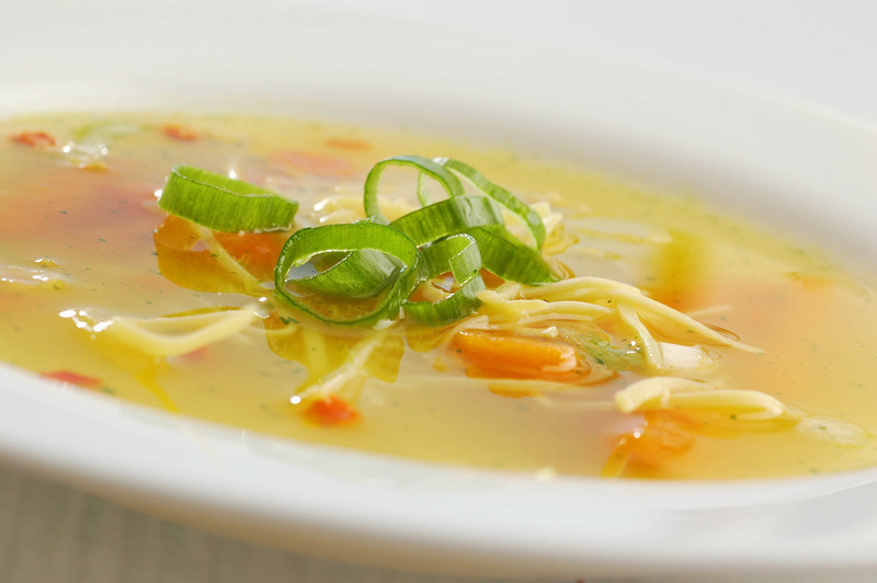 Ein Teller mit Suppe