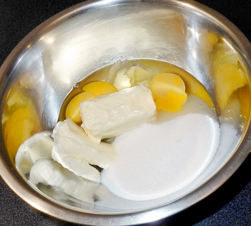 Rührschüssel mit weicher Butter, Zucker, Vanillezucker Eiern