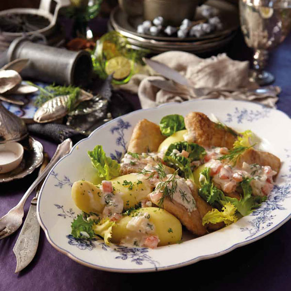 Karpfen mit Meerrettichsauce, Petersilienkartoffeln und Salat