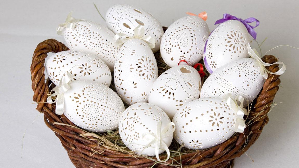 Mit gedremeltem Spitzenmuster verzierte weiße Eier