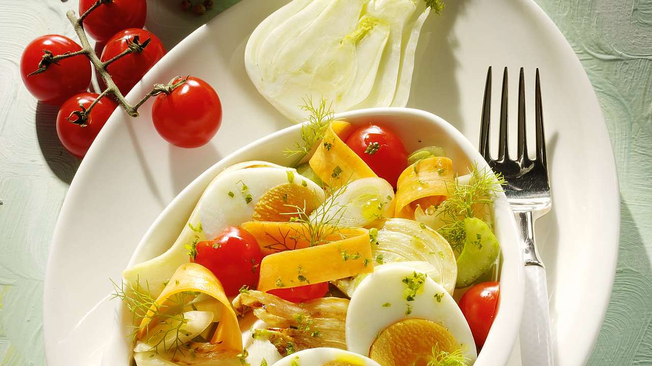 Gemischter Salat mit Fenchel, Eiern und Tomaten - amicella.de