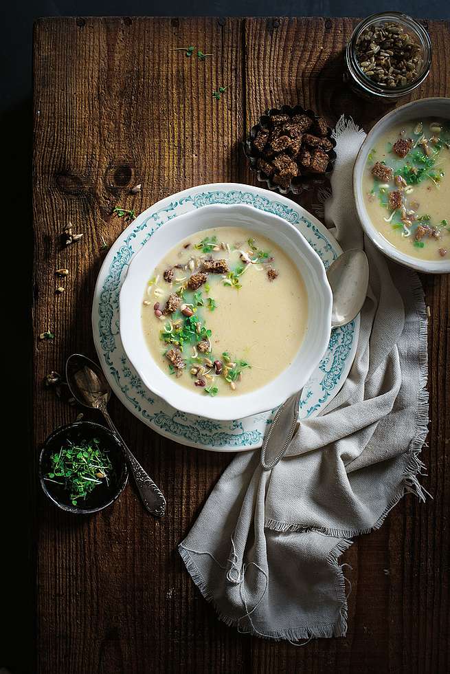 Rezeptbild: Cremige Suppe aus weißen Bohnen mit Croûtons und Kresse