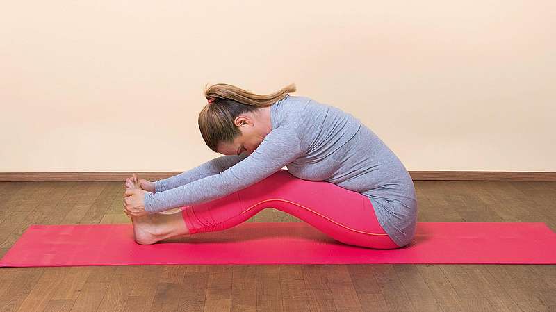 Yogaübungen für Rücken und Nacken: Sitzende Vorbeuge 3