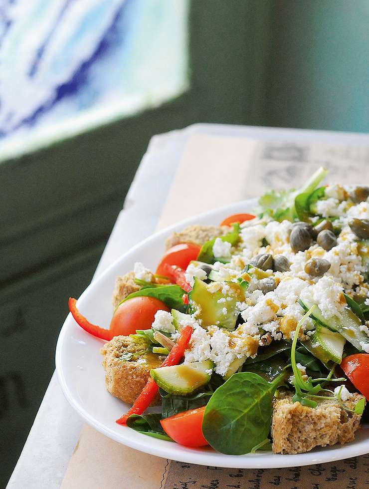 Kretischer Salat mit Baby-Spinat, Zucchini und Weichkäse