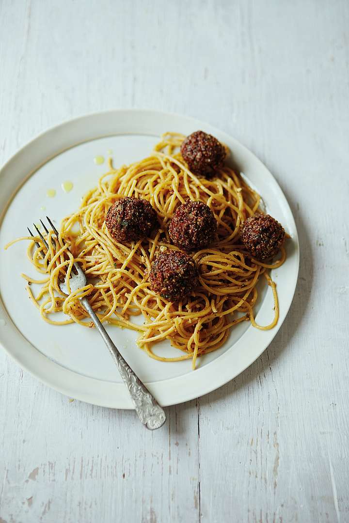 Spaghetti mit Auberginen-Mandel-Pesto und veganen Quinoa-Zitronen ...