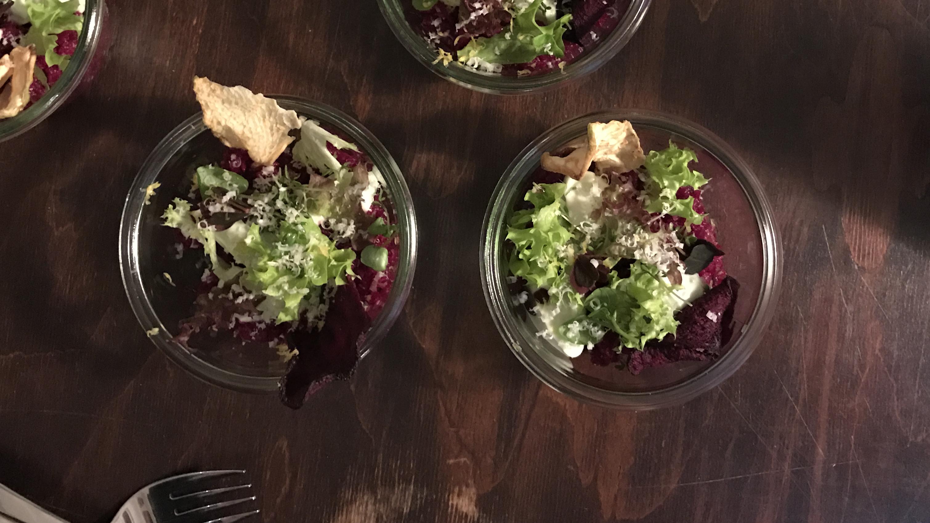 Vegetarisches "Steak Tartar" - Rote Bete, Gemüsechips und Salat