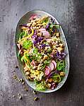 Salatplatte mit Quinoa und Räuchertofu