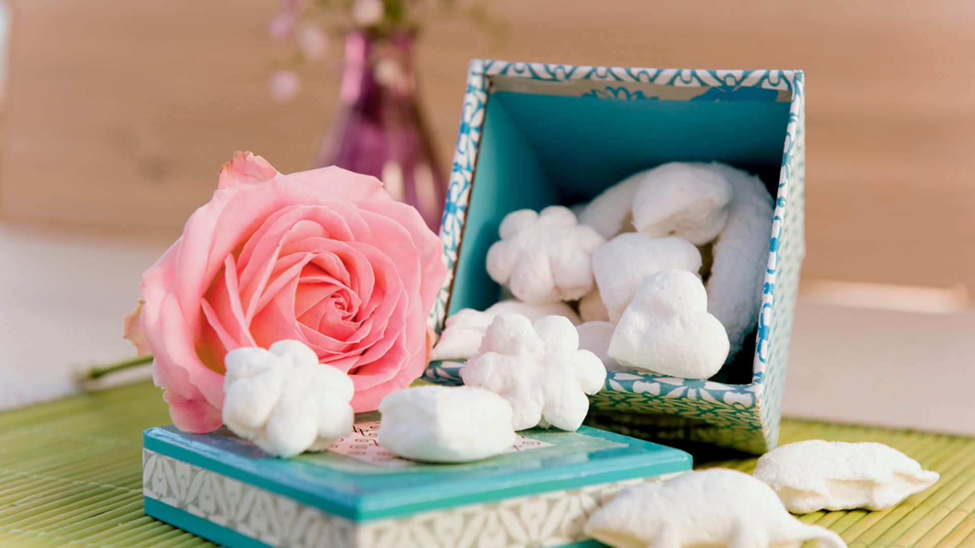 Geschenkbox mit rosaner Rose und Marshmallows