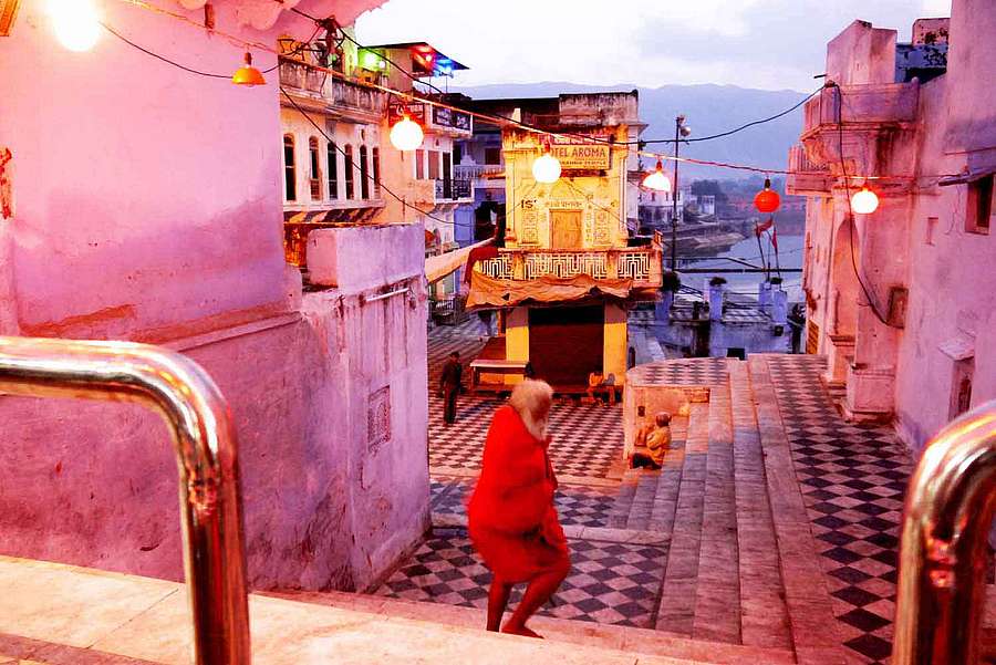 Mann auf Treppe in Pushkar, Indien