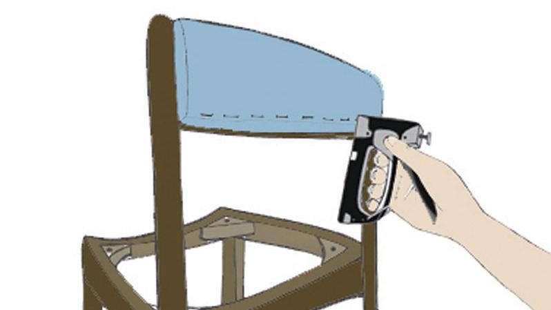 Skizze: Schaumstoff wird mit Heftklammern an Stuhllehne befestigt