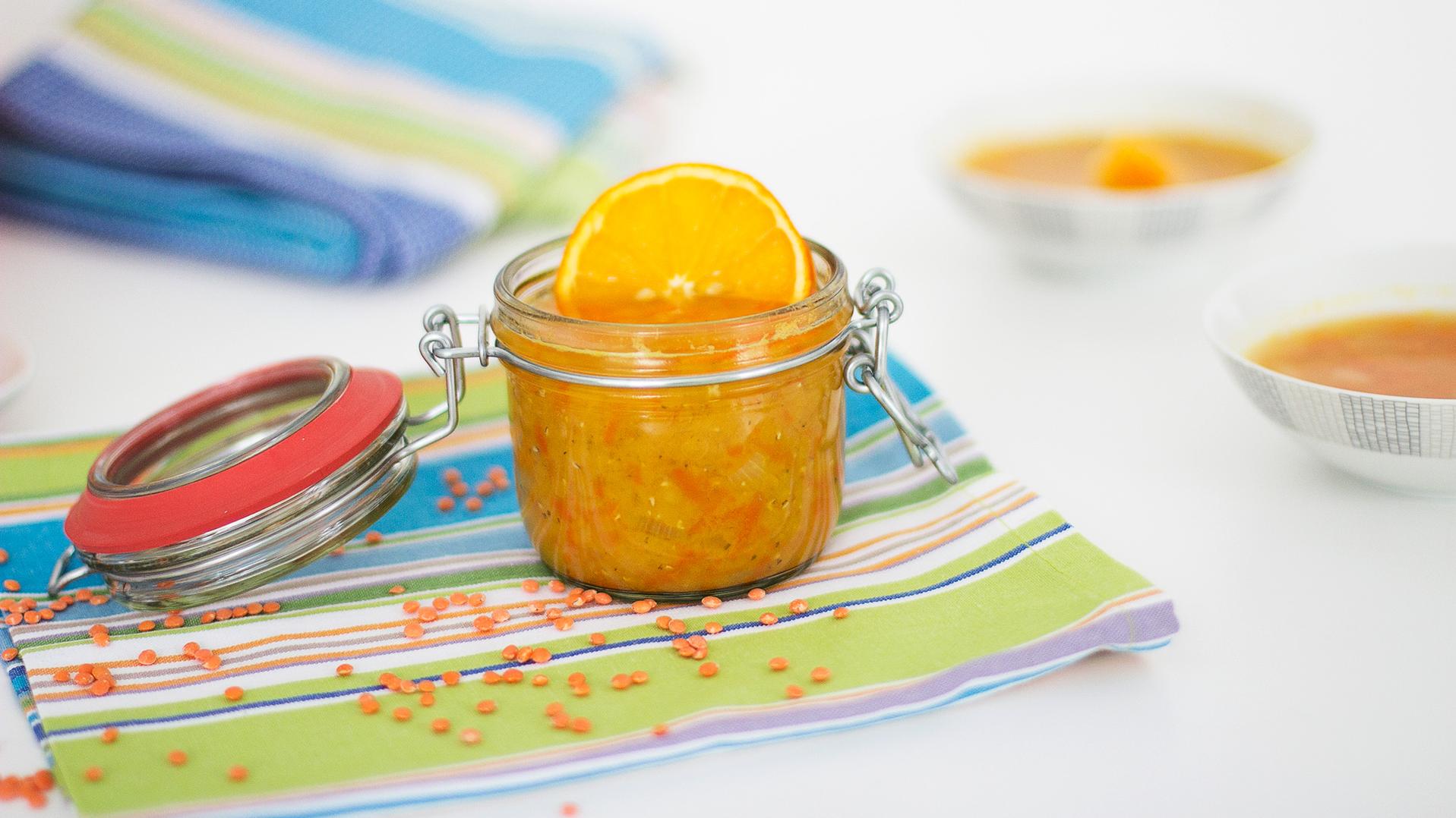 Orangen-Linsensuppe mit Orangenscheibe im Einmachglas 