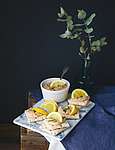 Kanapees mit veganem Tarama und feinen Zitronenscheiben