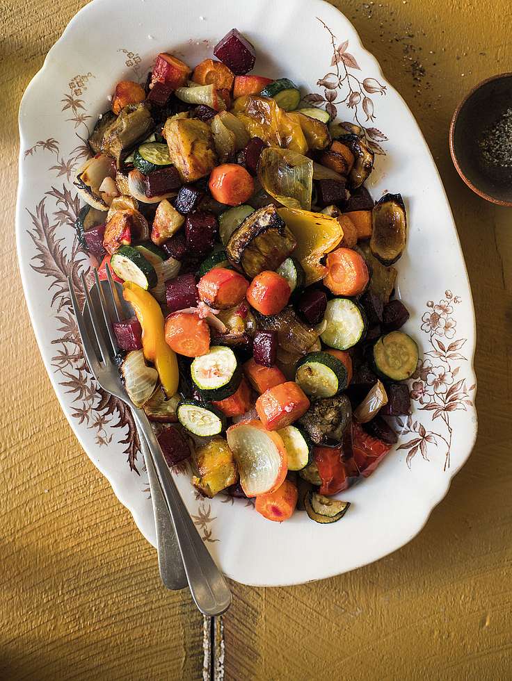 Im Ofen gebackenes Gemüse: Süßkartoffeln, Karotten, Rote Bete, Auberginen, Paprikaschoten, Knoblauchknollen, Zucchini