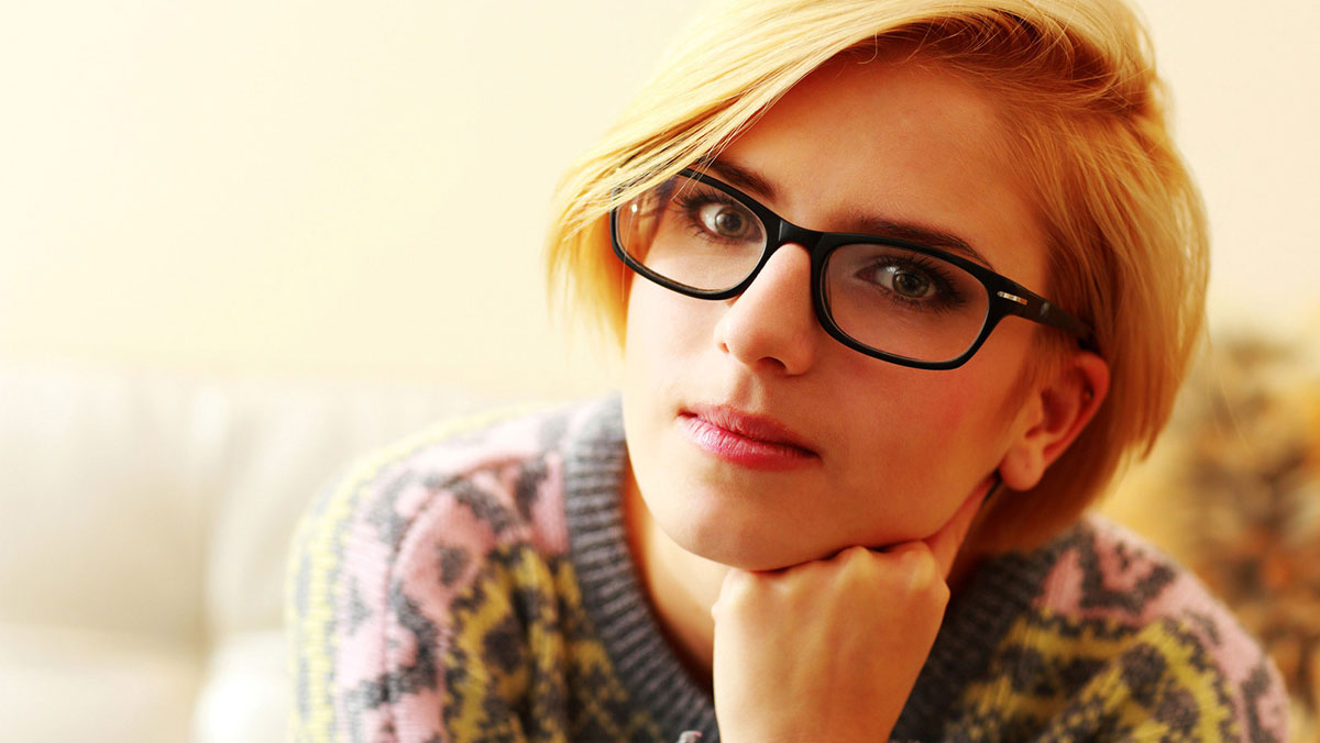 Junge Frau mit Brille