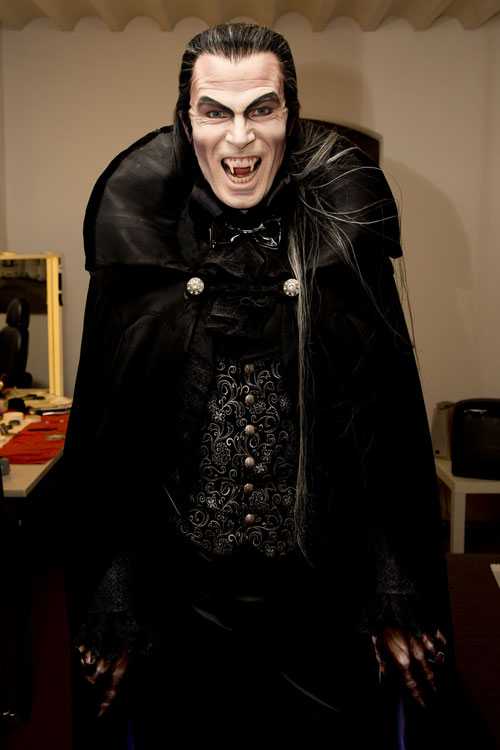 Bild von einem Mann im Vampirkostüm