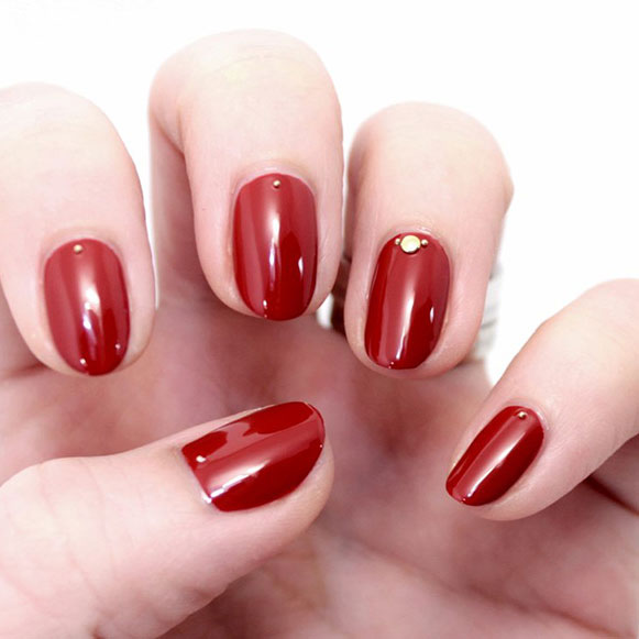 Tutorial Nageldesign im Stil der 50er - Rot lackierte Nägel mit Gold-Nieten