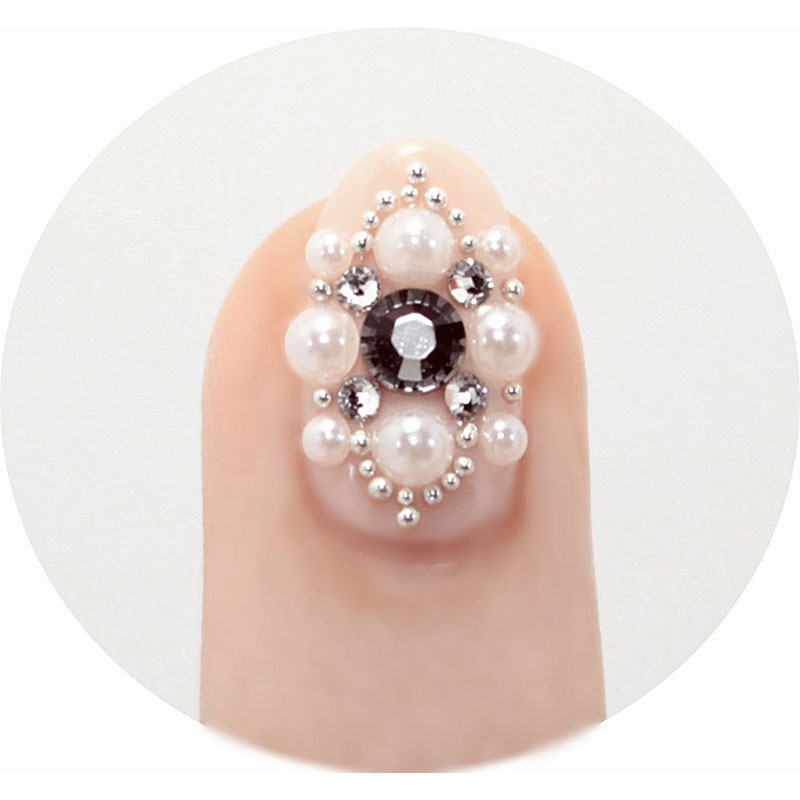 Rote Accent Nails mit weißen Perlen und silbernen Swarovski Steinchen 