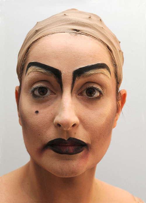 Bild von einer Frau, die dunkel geschminkte Konturen und Augenbrauen hat