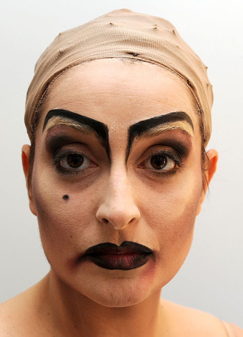 Bild von einer Frau, die dunkel geschminkte Augenbrauen und Augen hat