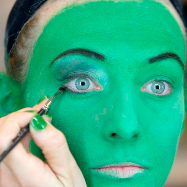 Bild von einer Frau, die als Hexe von Oz geschminkt wird