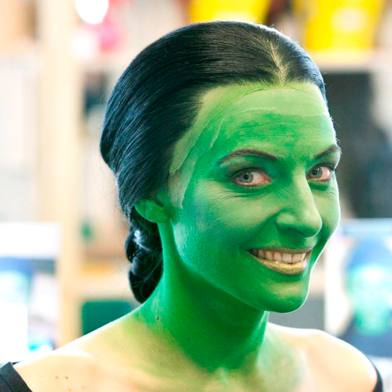 Bild von einer Frau, die als Hexe von Oz geschminkt ist