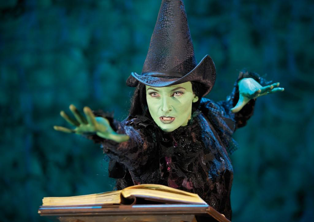 Bild von einer Frau als Die Hexe von Oz verkleidet und geschminkt