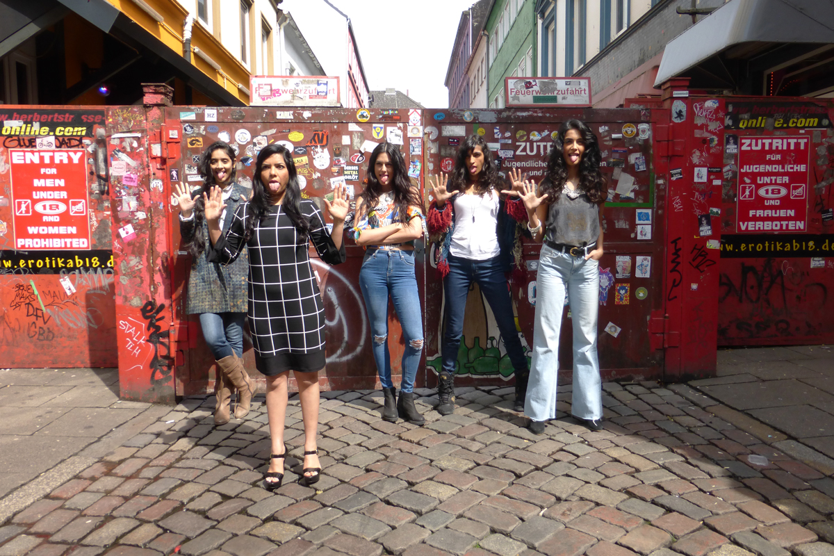 Die Schauspielerinnen aus 7 GÖTTINNEN vor den Toren der berühmten Herbertstraße in Hamburg
