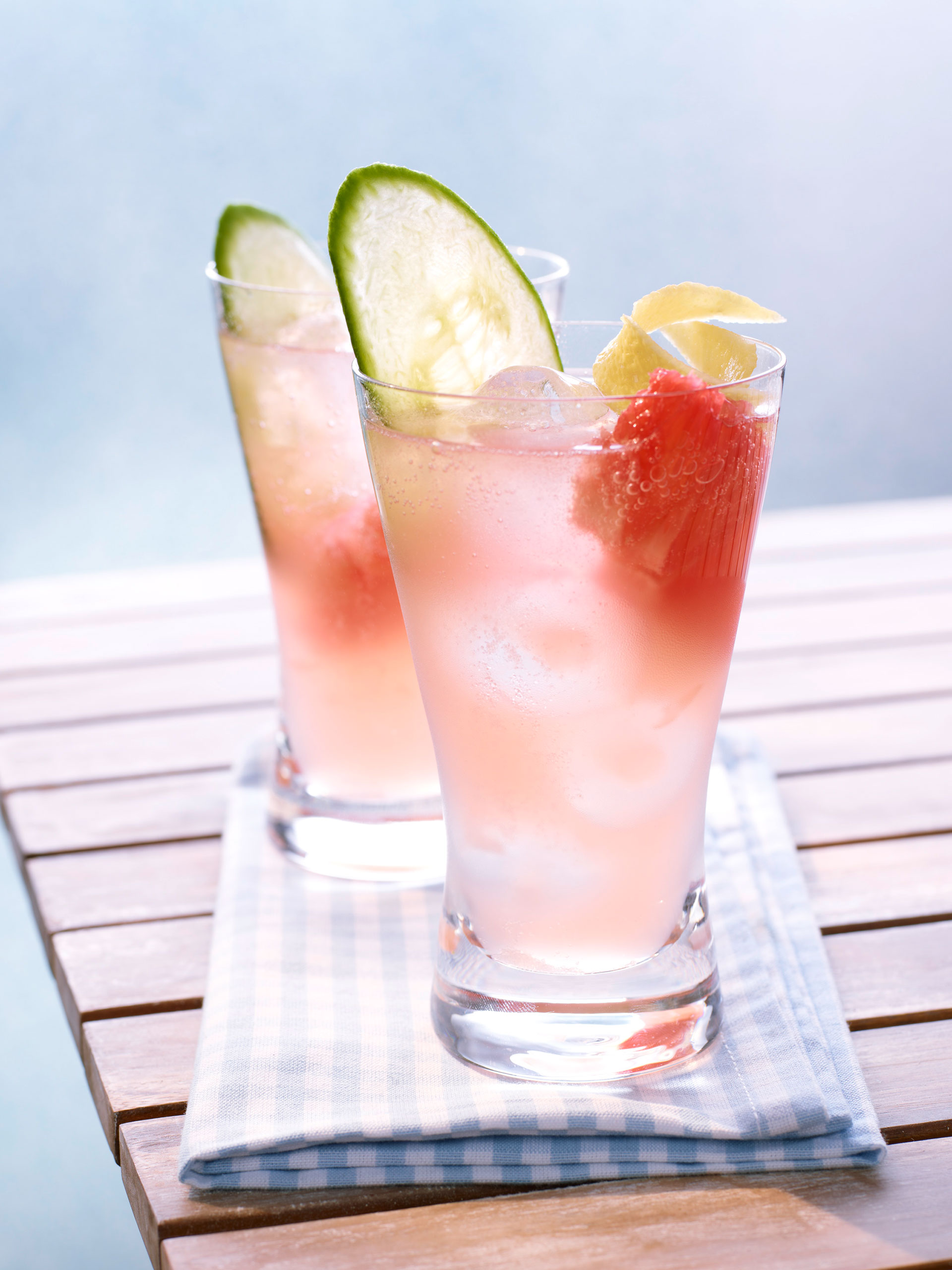 Mineralwasser-Cocktail in Gläsern dekoriert mit Gurkenscheiben, Zitronenschalen und Grapefruitfilet