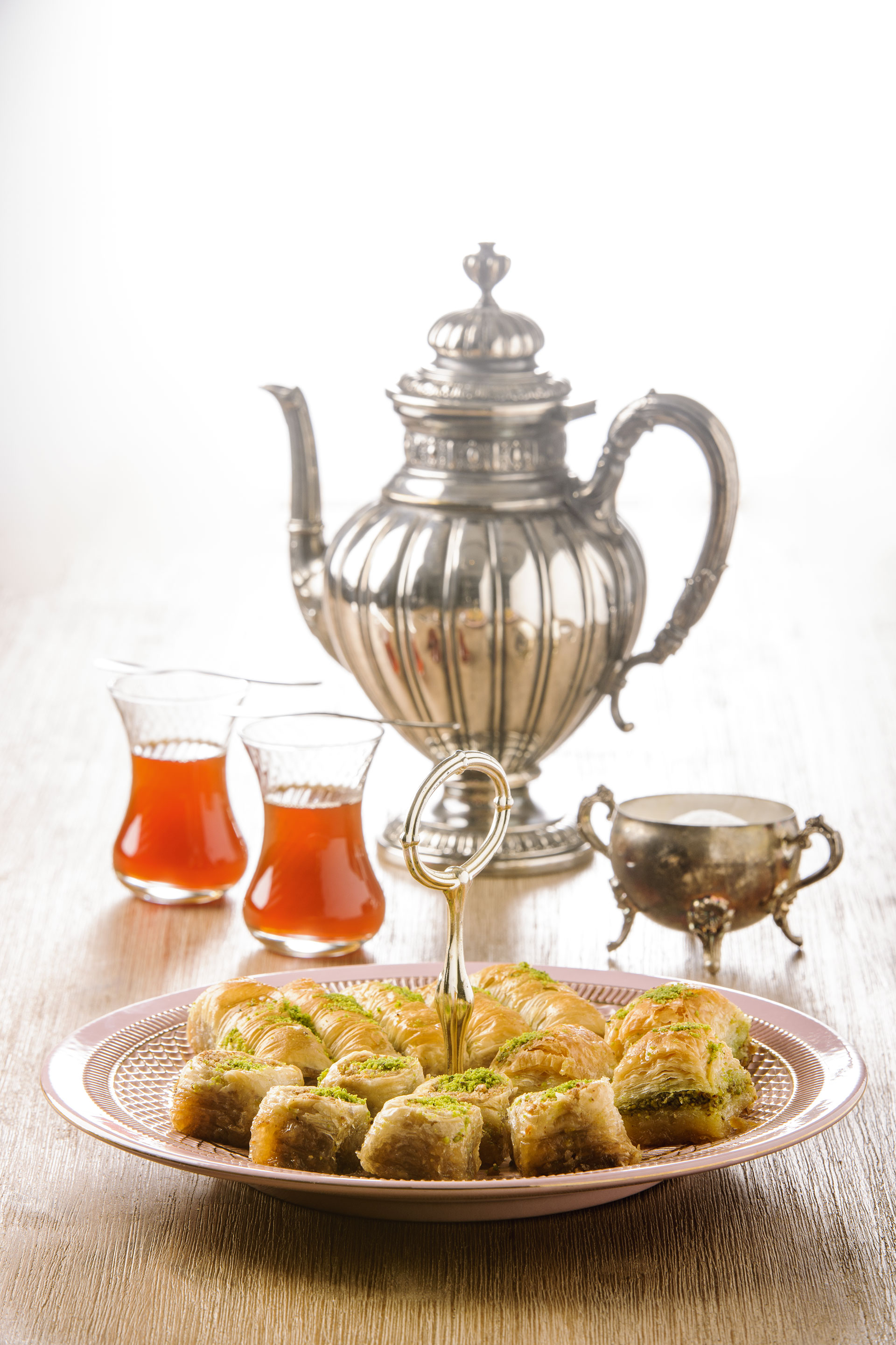 Baklava: Blätterteig-Nuss-Gebäck mit Sirup, dazu türkischer Tee