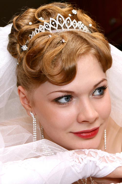 Brautfrisur und Accessoires im Vintagestil, honigblondes hochgestecktes Haar