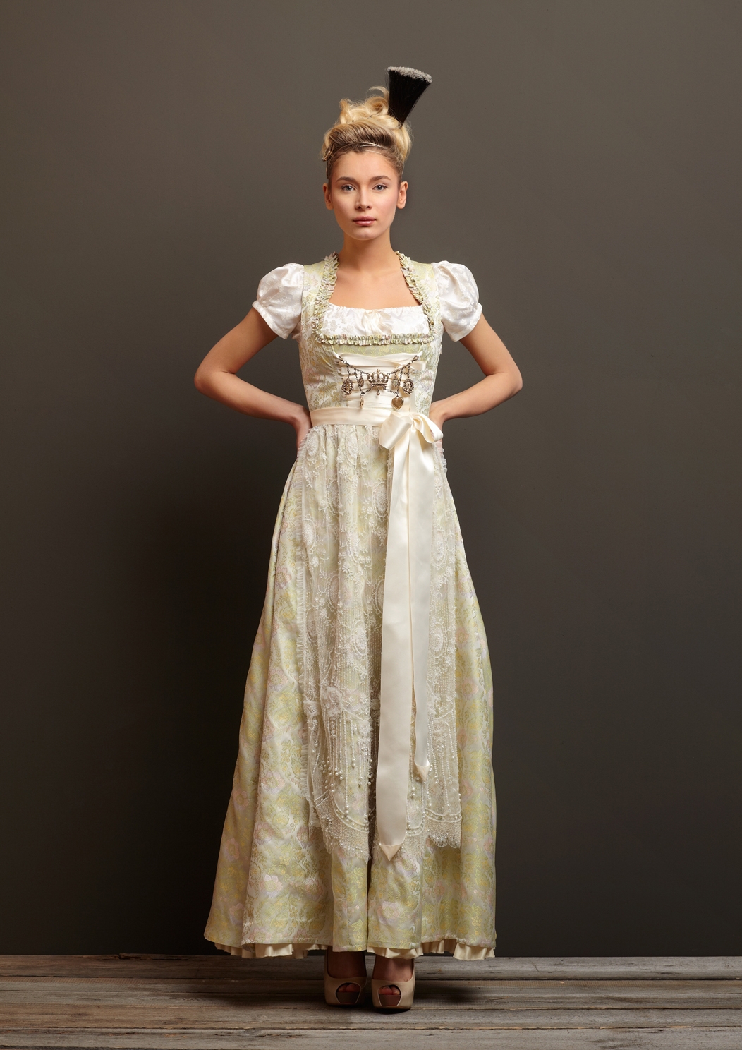 Model im Trachten-Brautkleid von Julia Trentini