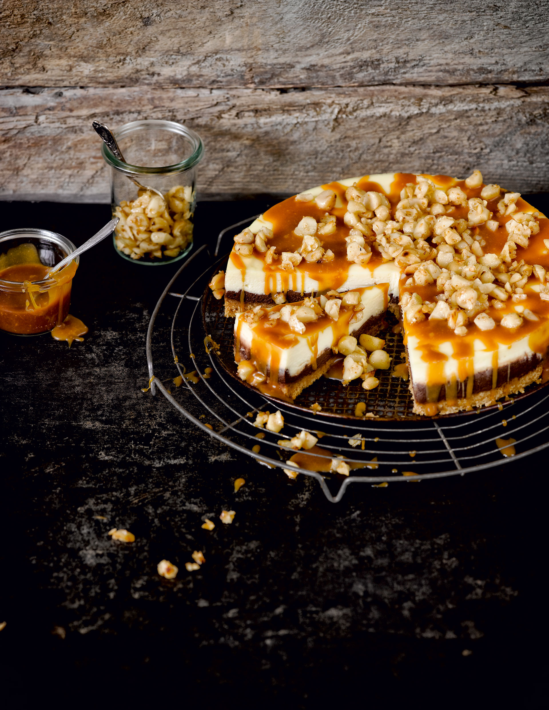 Cheesecake mit Keksboden und Caramel-Macadamia-Topping