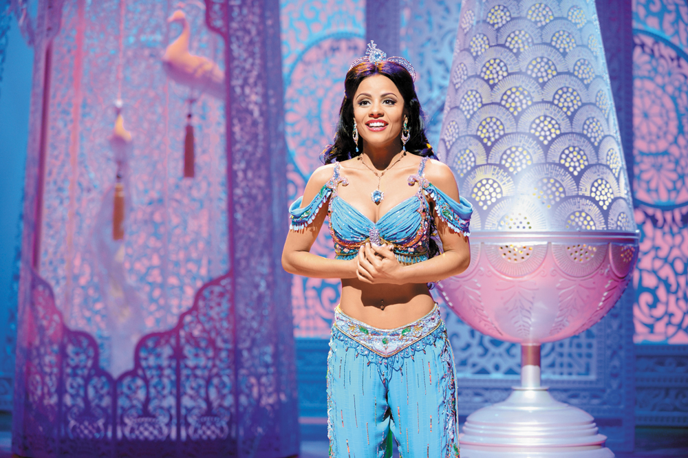 Myrthes Monteiro als Prinzessin Jasmin auf der Bühne des Musical Disney's Aladdin