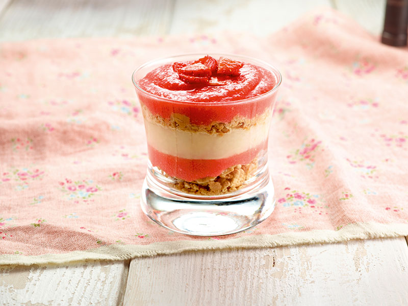 Erdbeer-Apfel-Mus an Reiscreme auf Baby-Biskuit im Glas