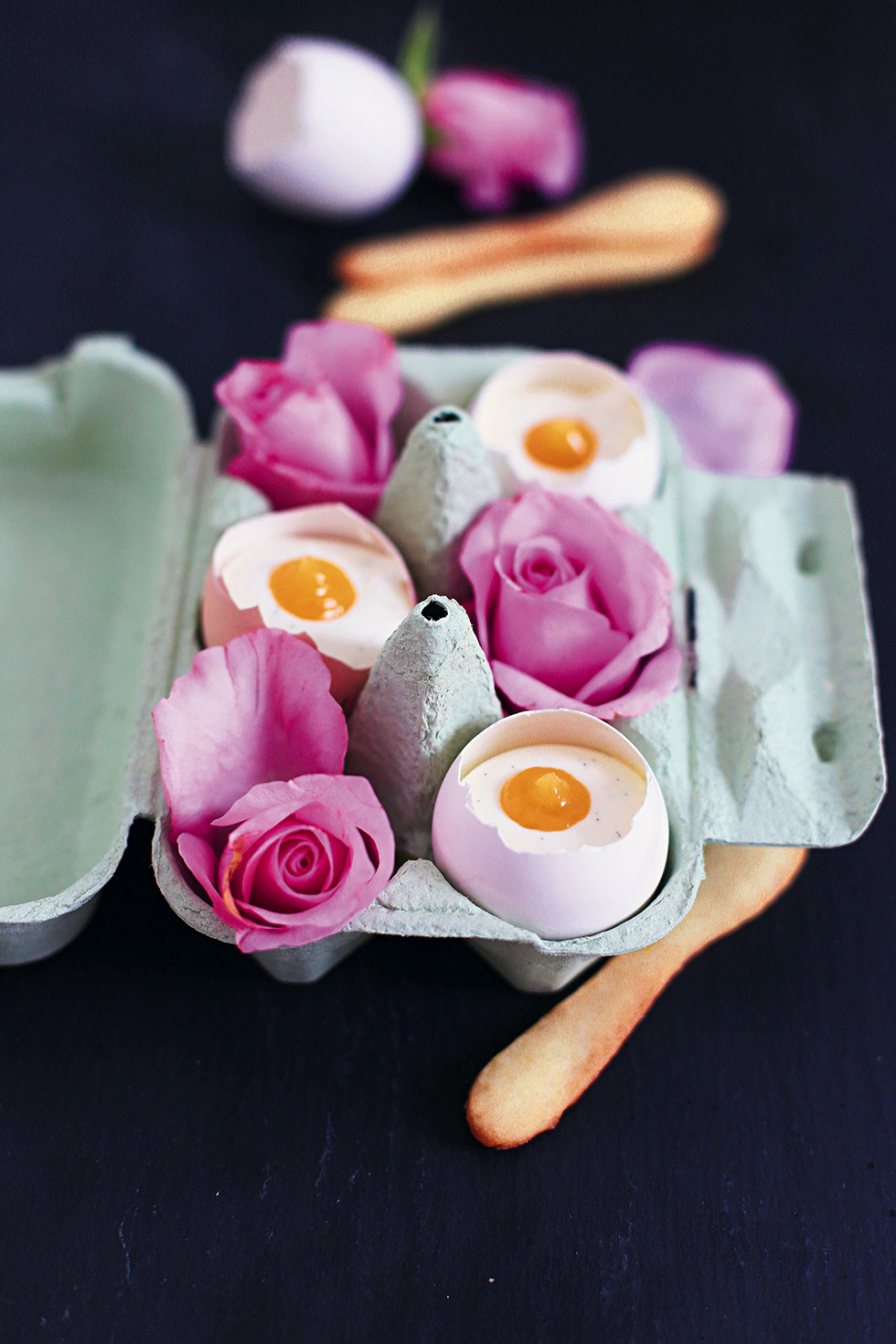 Cheesecake-Füllung serviert in echten Eierschalen im Karton, dekoriert mit Lemon Curd