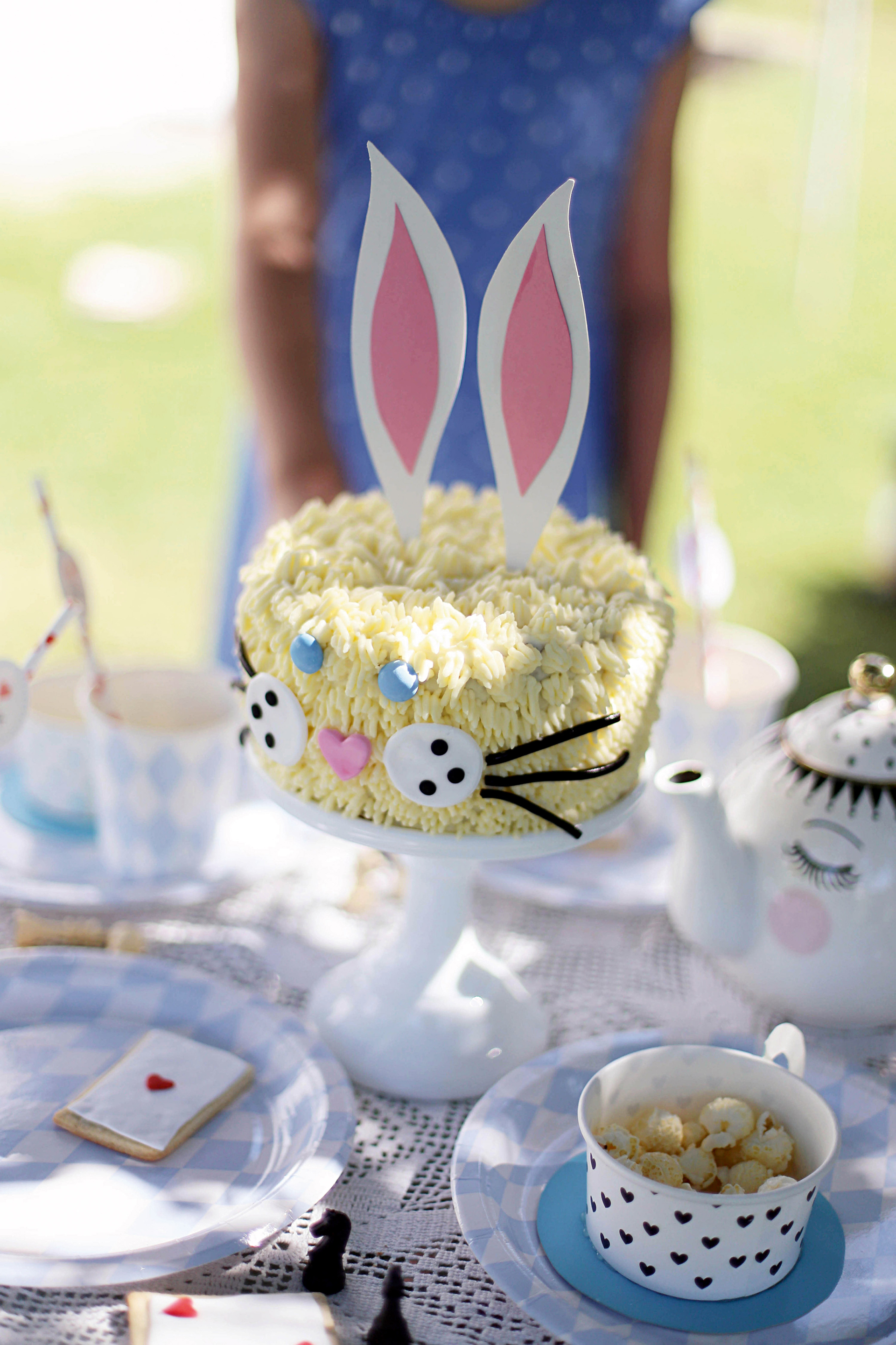 Weißer Kuchen, dekoriert mit Hasenohren, Augen und Hasenbacken