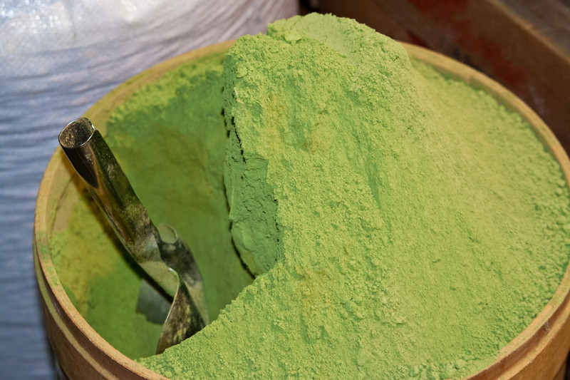 Grünes Henna-Pulver in einer Schale