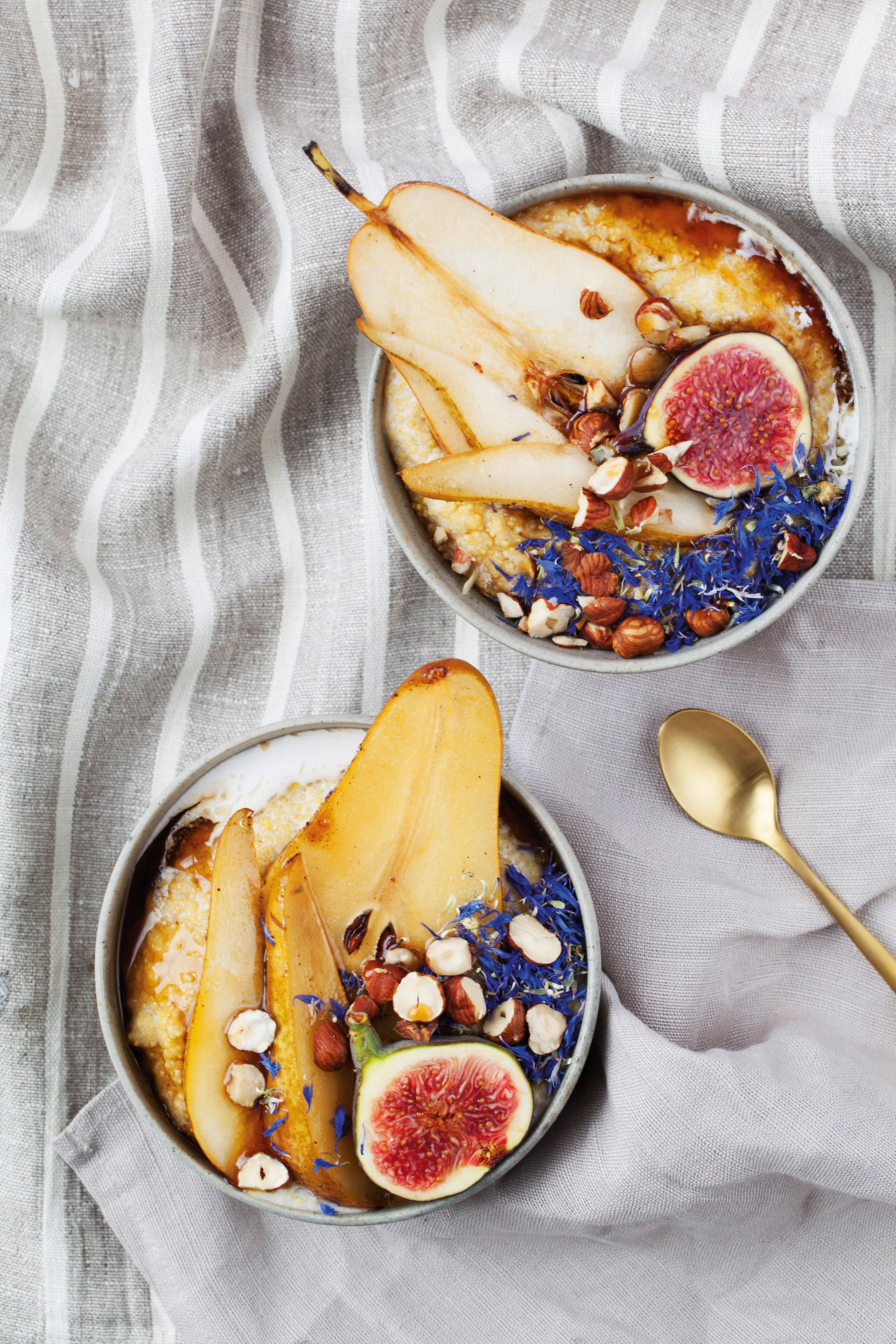 Hirse-Porridge-Bowl mit karamellisierten Birnen
