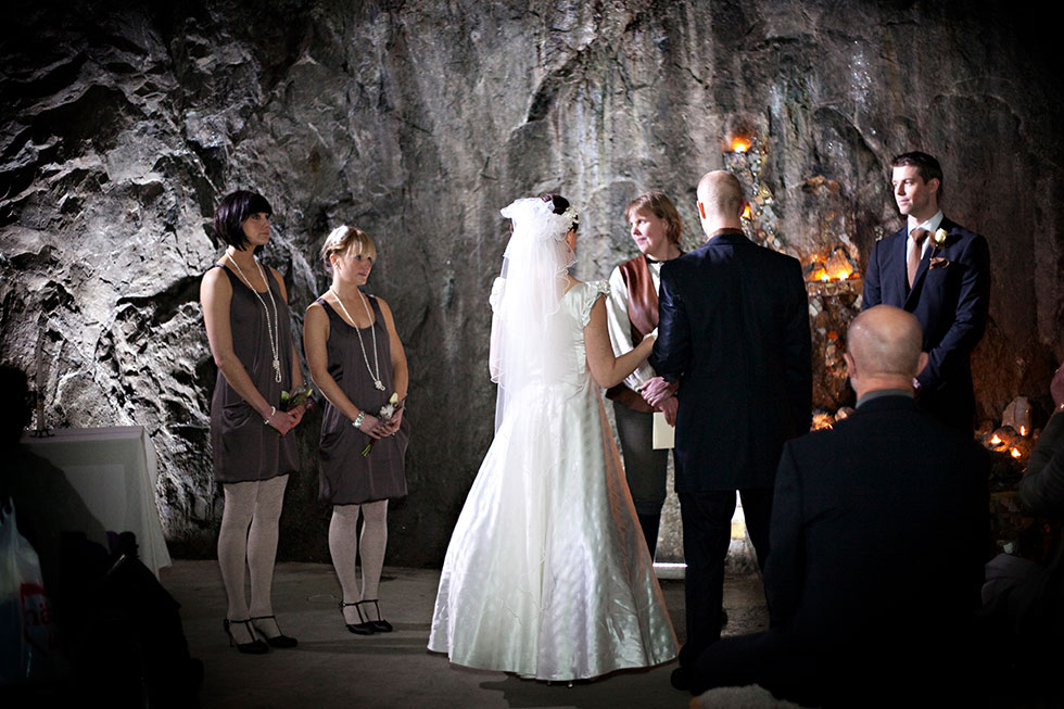 Brautpaar bei der Trauung im Victoria-Saal des schwedischen Silberbergwerks